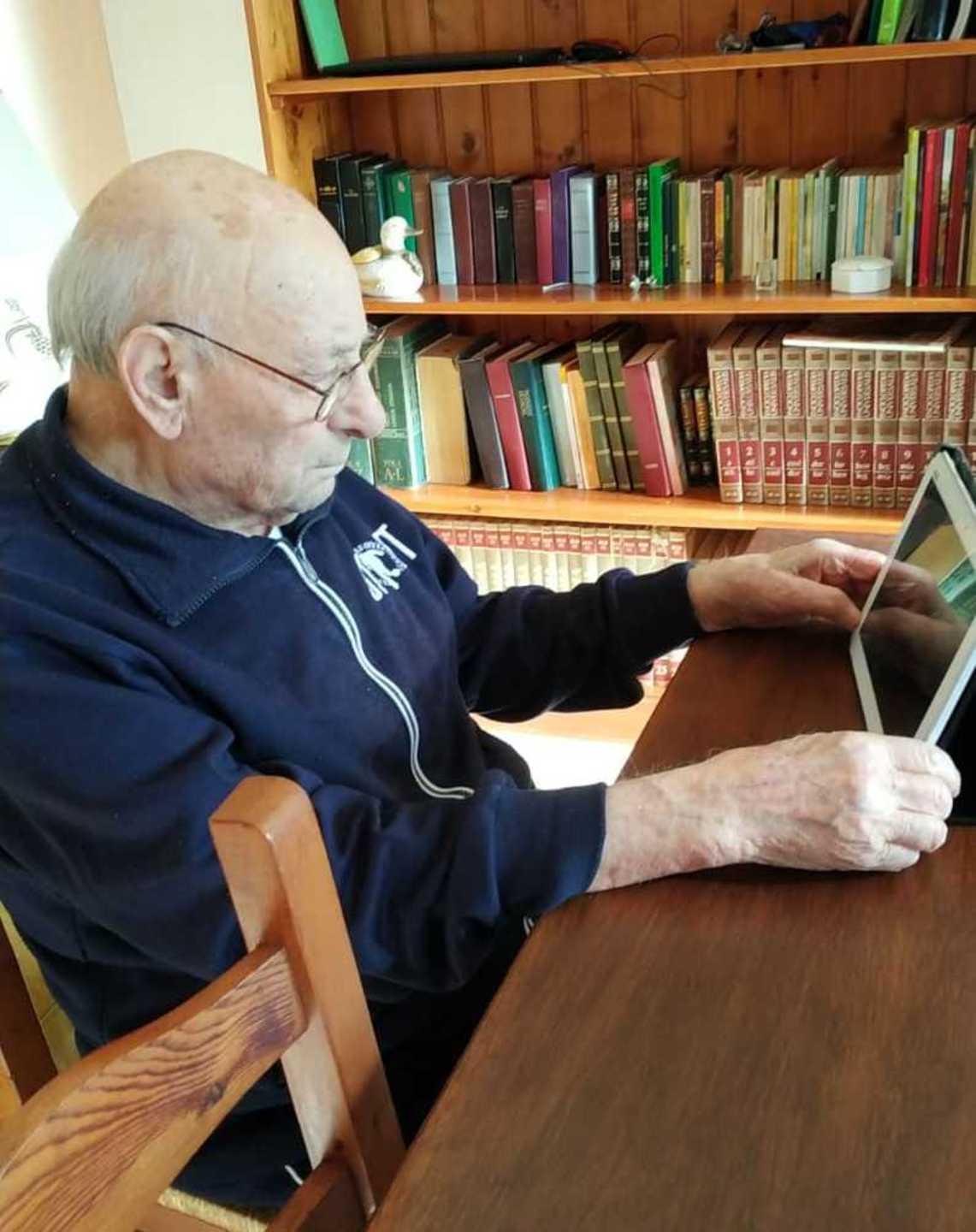 Silanus festeggia i 101 anni di Giovanni Ibba, il nonnino poeta 