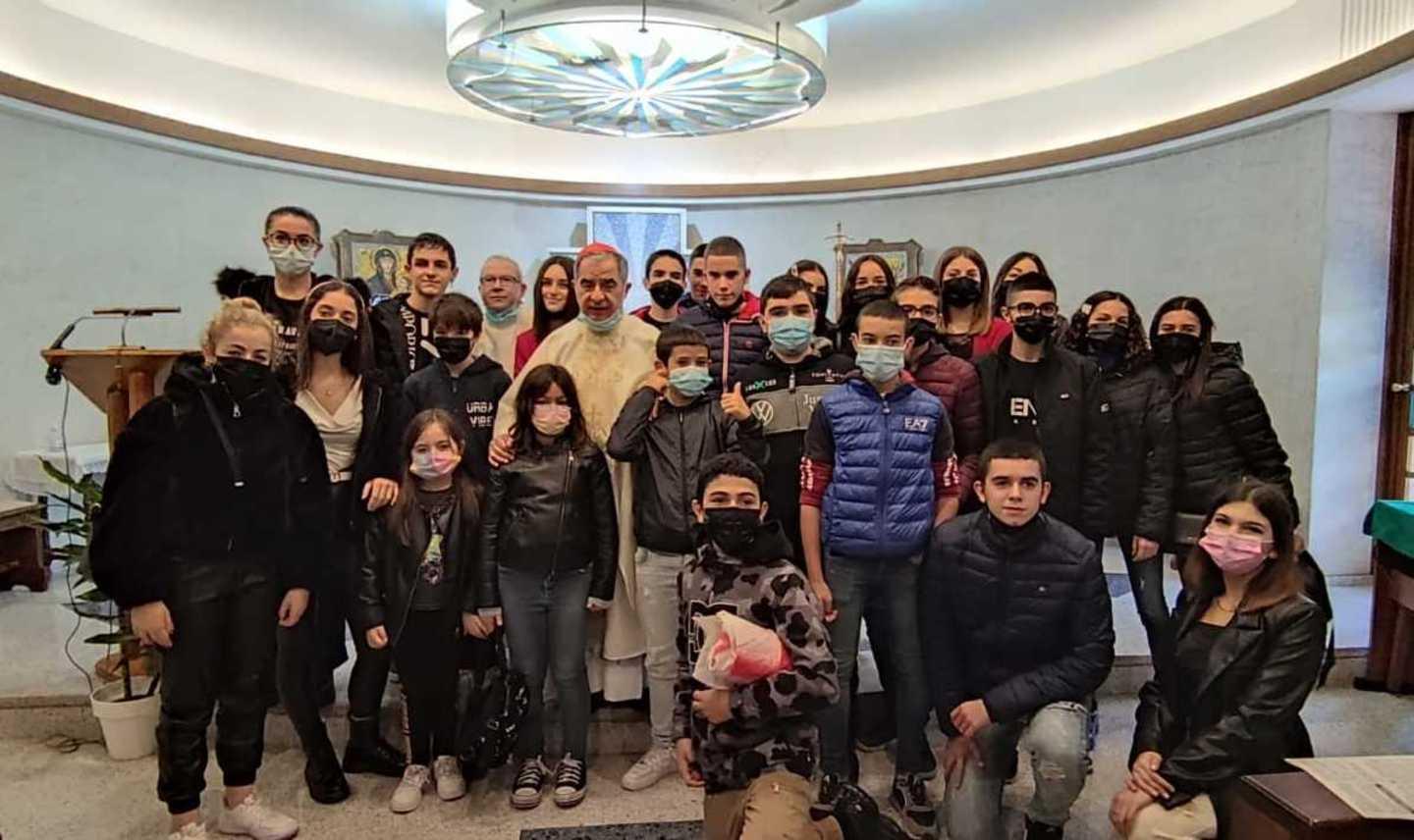 Cresimati di Pattada dal cardinale Becciu, poi il saluto del Papa