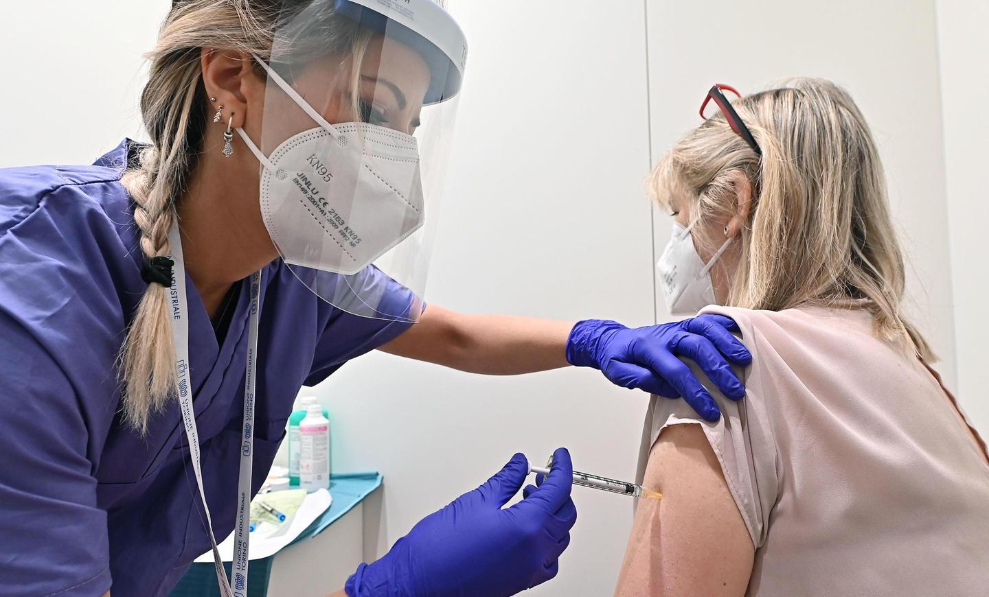 Covid, debuttanti o veterani: nell'isola tutti in fila per i vaccini 