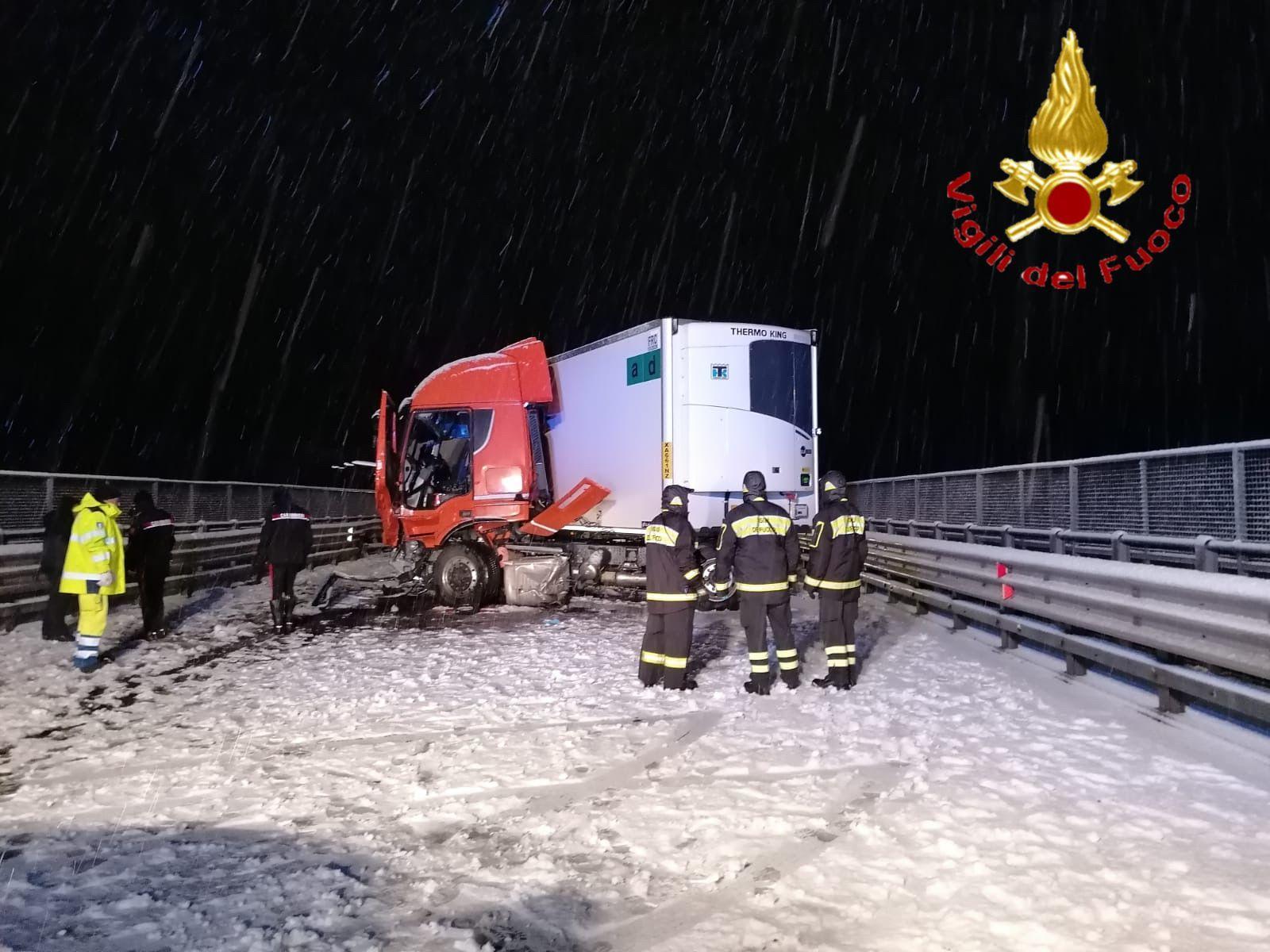 L'auto articolato sulla strada Nuoro Lanusei coperta di neve