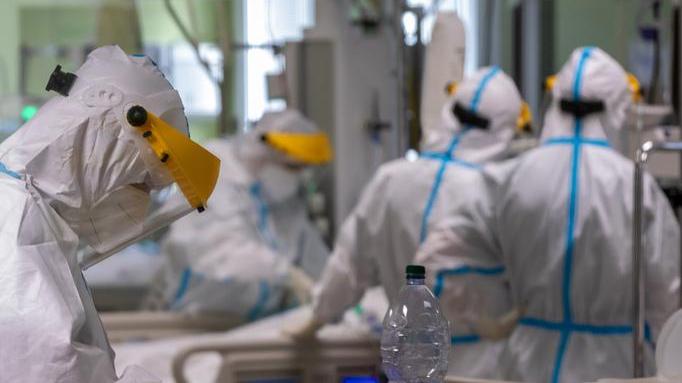 A Cona si liberano altri spazi per i ricoveri Covid. «In corsia quasi tutti non protetti»