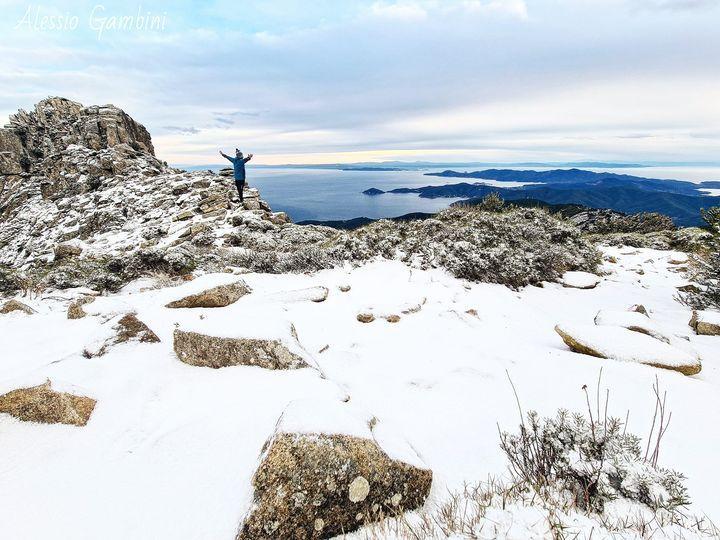 La neve sul Capanne nella foto scattata da Alessio Gambini