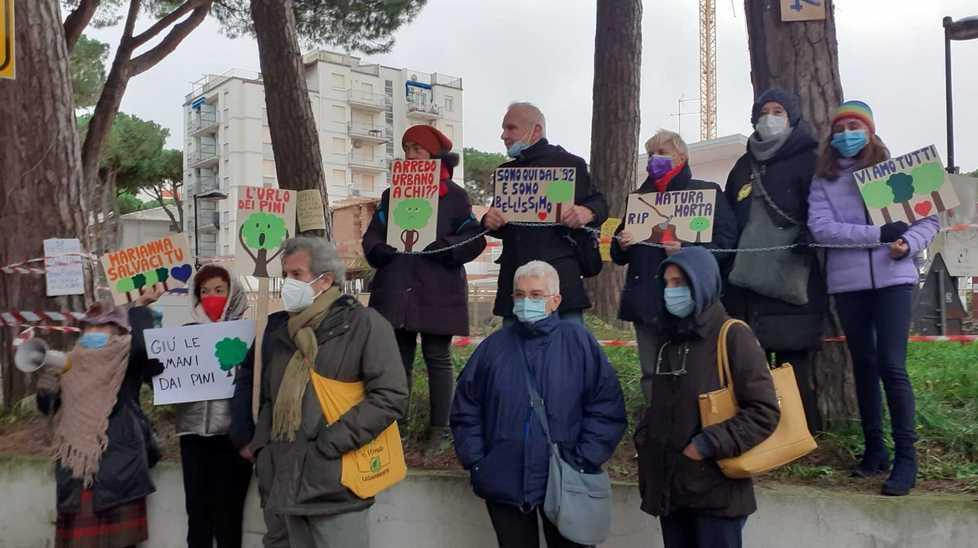 Lido Estensi. Flashmob in viale Carducci: «I pini non vanno abbattuti» 