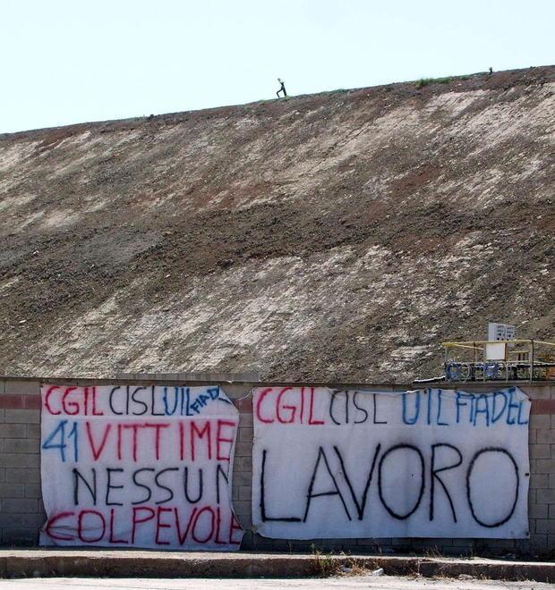 Striscioni alla discarica di Ischia di Crociano