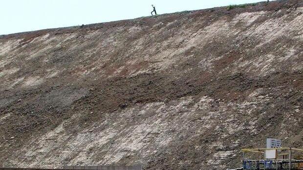Striscioni alla discarica di Ischia di Crociano