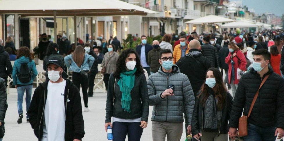 Obbligo di mascherina anche all’aperto a Viareggio: Del Ghingaro gioca d’anticipo con gli altri sindaci