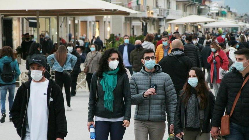 Obbligo di mascherina anche all’aperto a Viareggio: Del Ghingaro gioca d’anticipo con gli altri sindaci