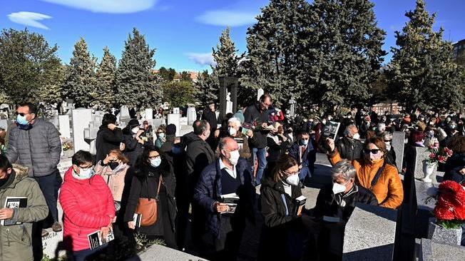 La Spagna dice addio a Almudena Grandes,in centinaia al funerale