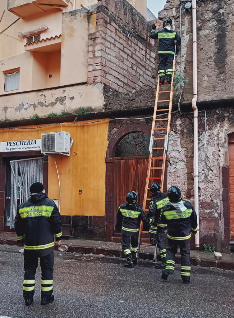 Pericolo a Bosa: pietre di un edificio cadono sul marciapiede