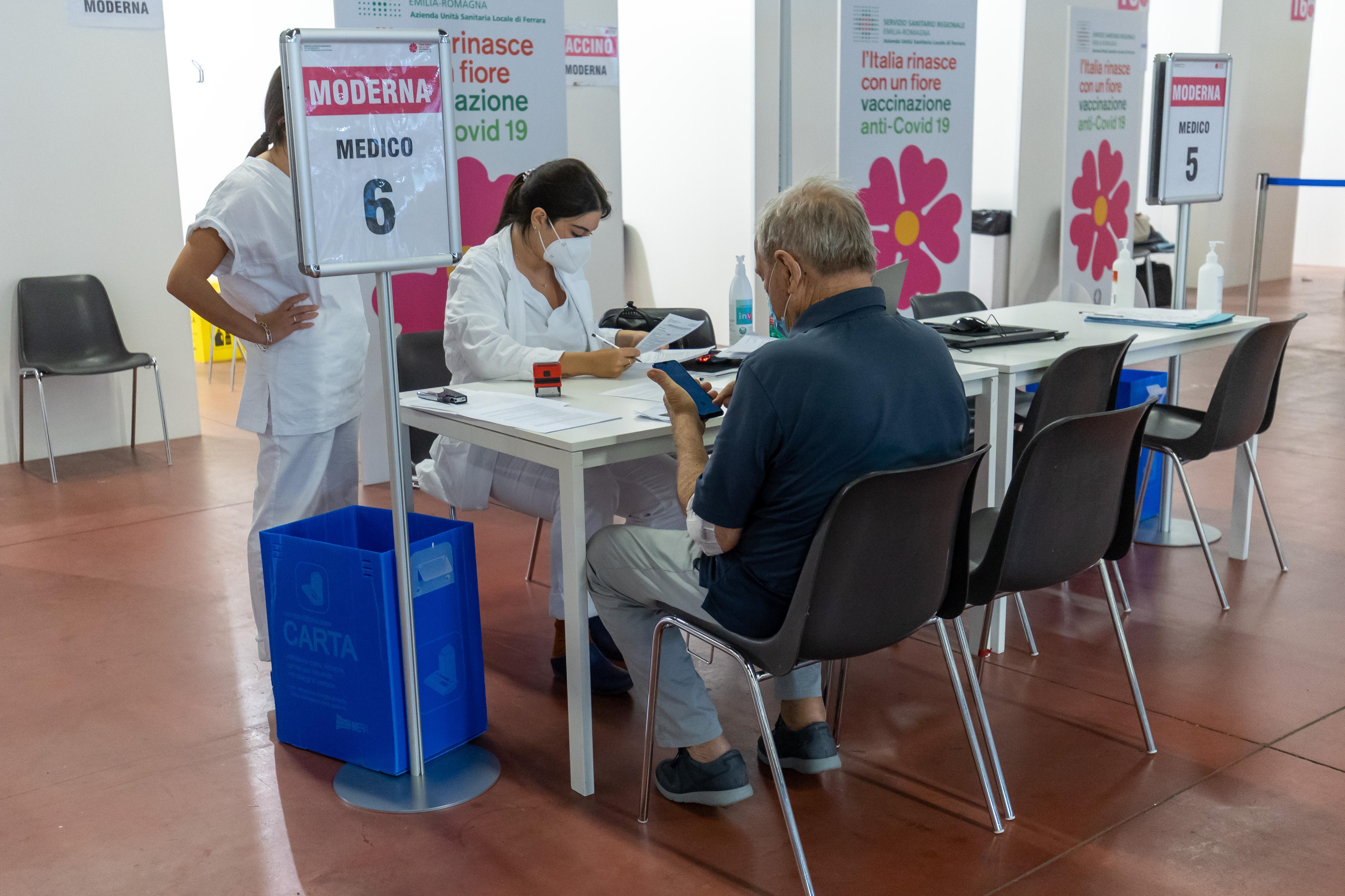Vaccini, accesso diretto contingentato agli Hub