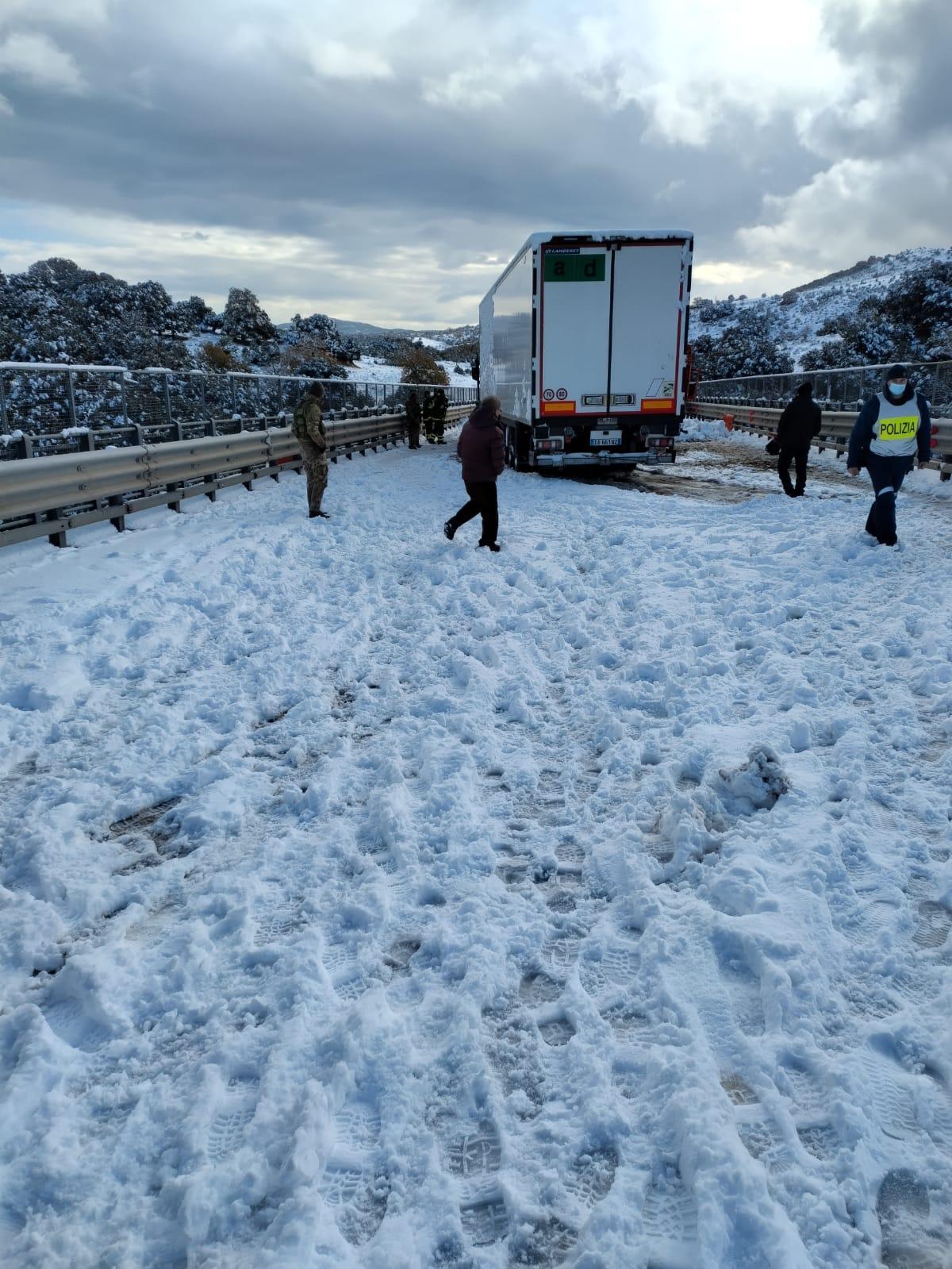 Sulla Nuova in edicola martedì 30, disagi nell'isola per la neve e il maltempo