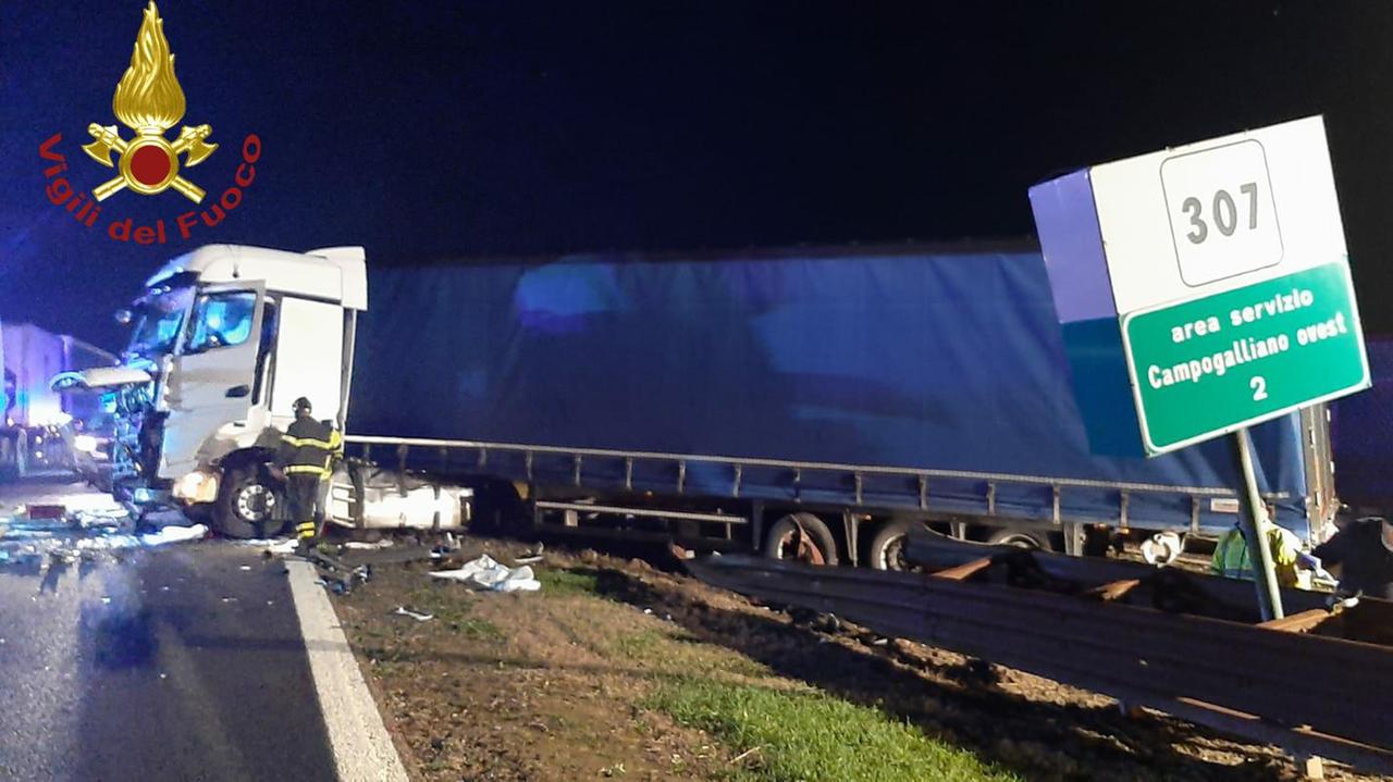 Campogalliano. Autostrada A22, autista perde il controllo: tir finisce sulla corsia opposta