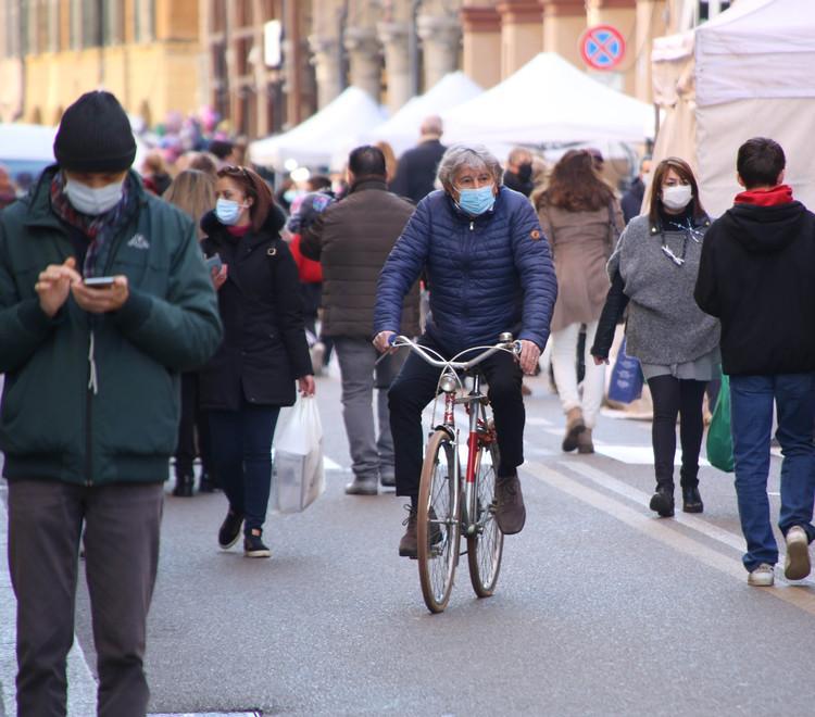 «Serve l’obbligo di mascherina anche all’aperto fino a primavera» 
