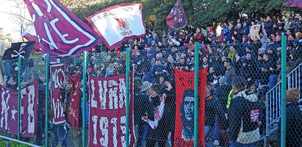 In 500 tra bandieroni striscioni, tamburi e gran tifo