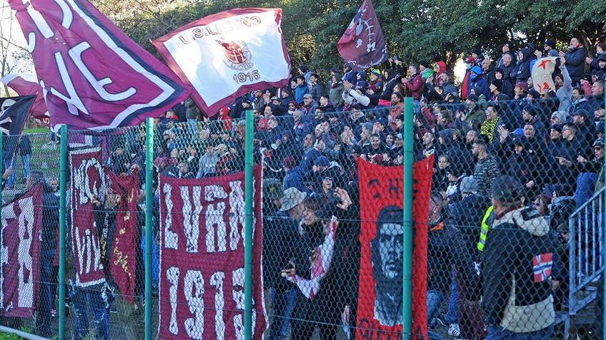 In 500 tra bandieroni striscioni, tamburi e gran tifo