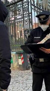 Mostra il Green pass di una donna: denunciato 