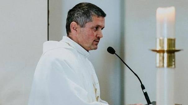 Don Luciano parte dopo 15 anni insieme: «Periodo stupendo»