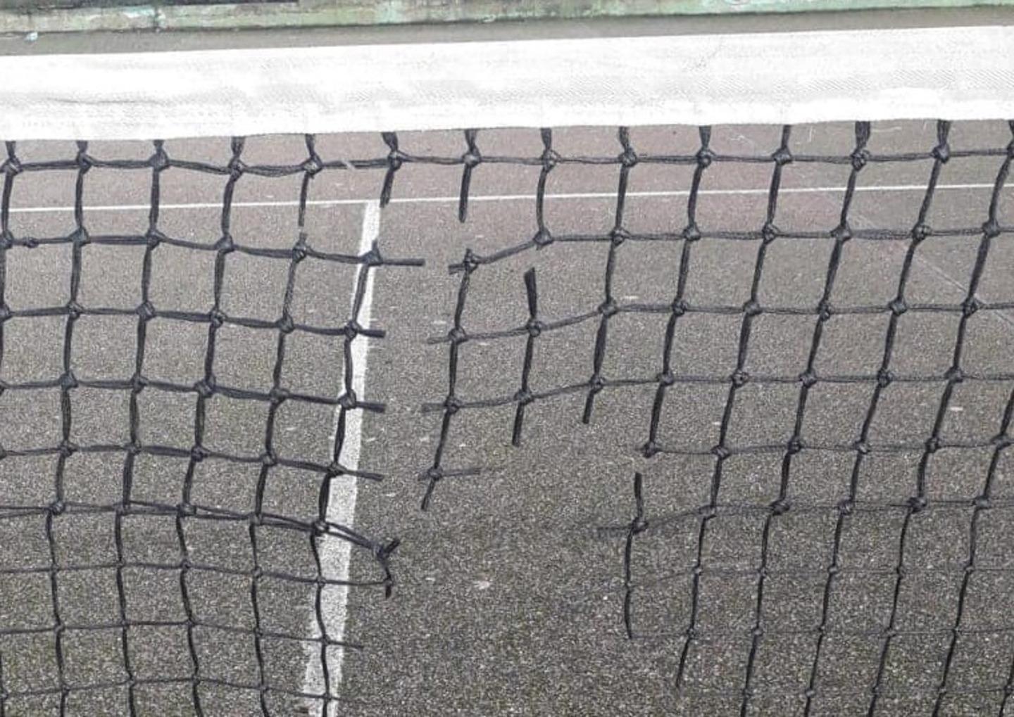 I vandali nel campo da tennis. Il Comune: «Chiedete scusa»