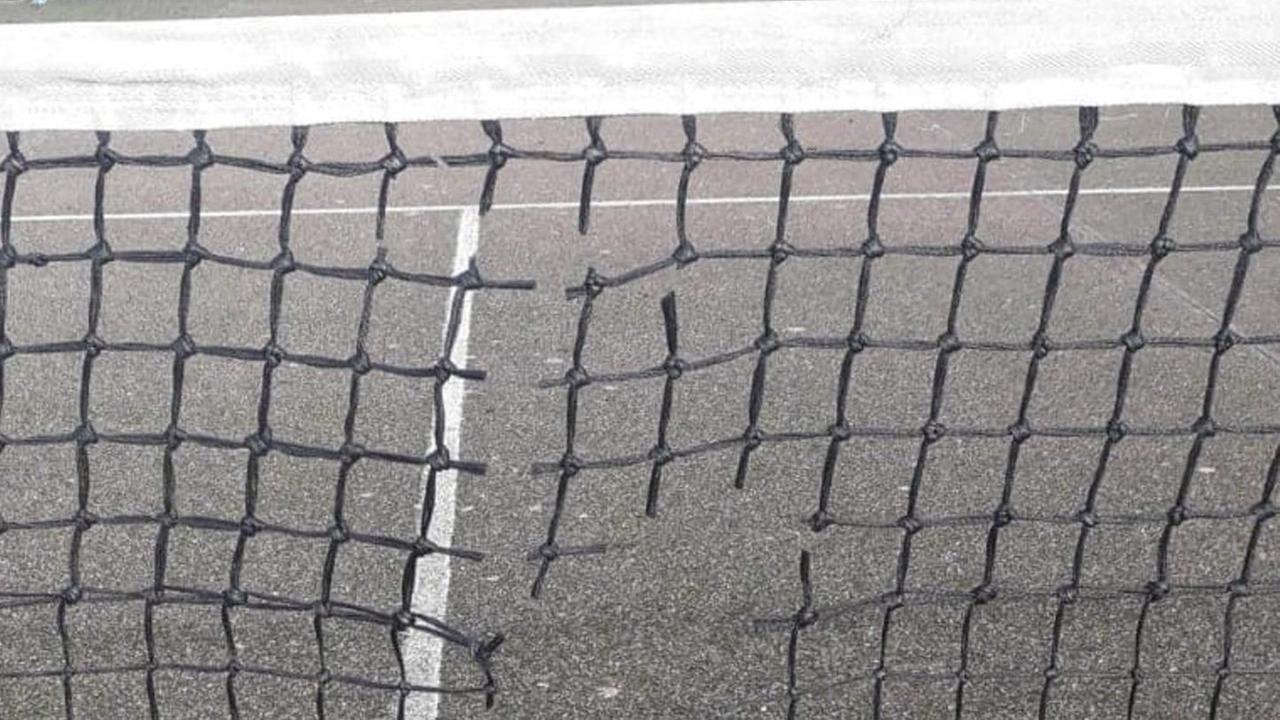I vandali nel campo da tennis. Il Comune: «Chiedete scusa»