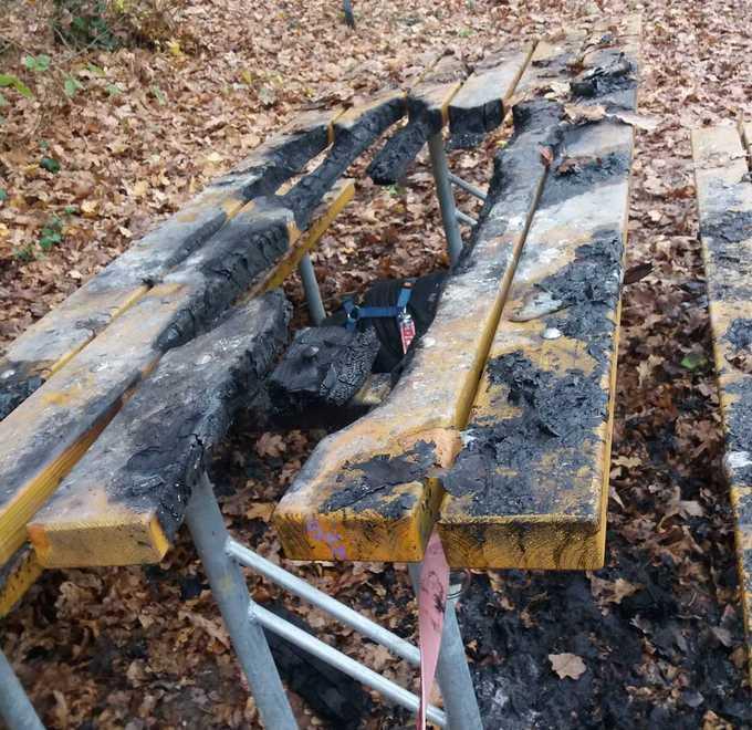 Maranello. Per divertirsi durante la notte danno alle fiamme un tavolo 