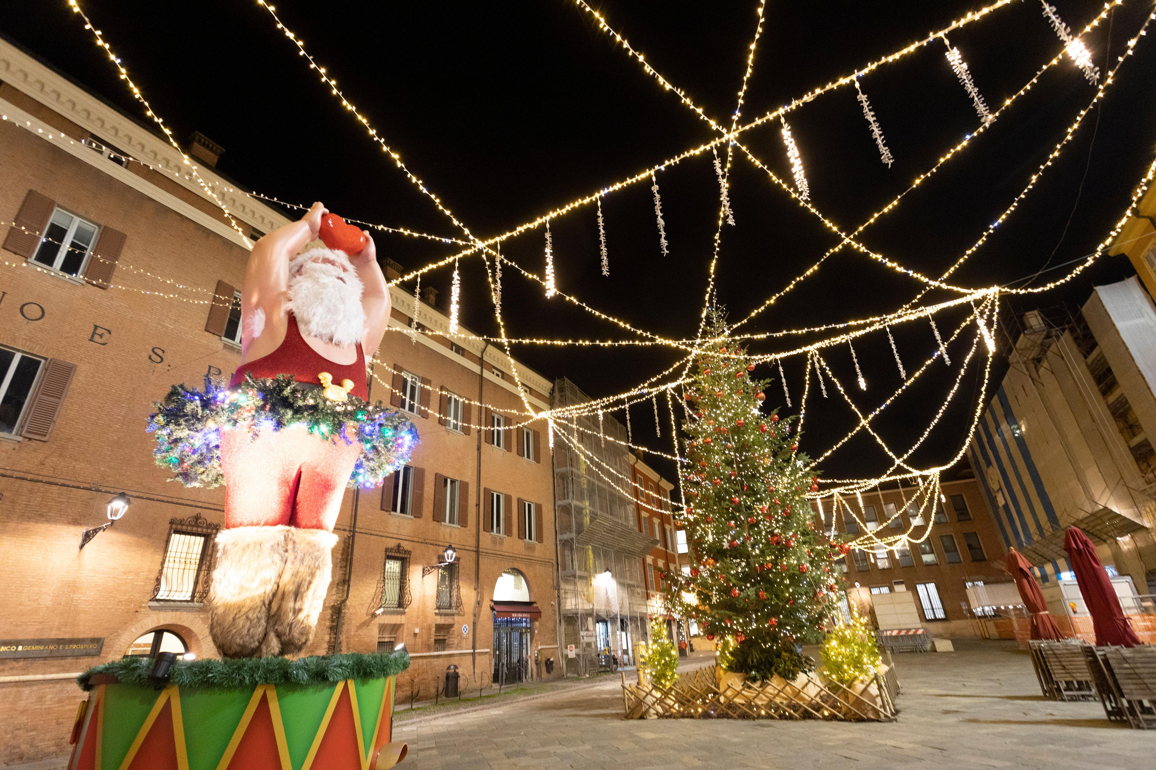 Il commento/ Modena. Il senatore "no smile" e il Babbo Natale in tutù di piazza XX settembre