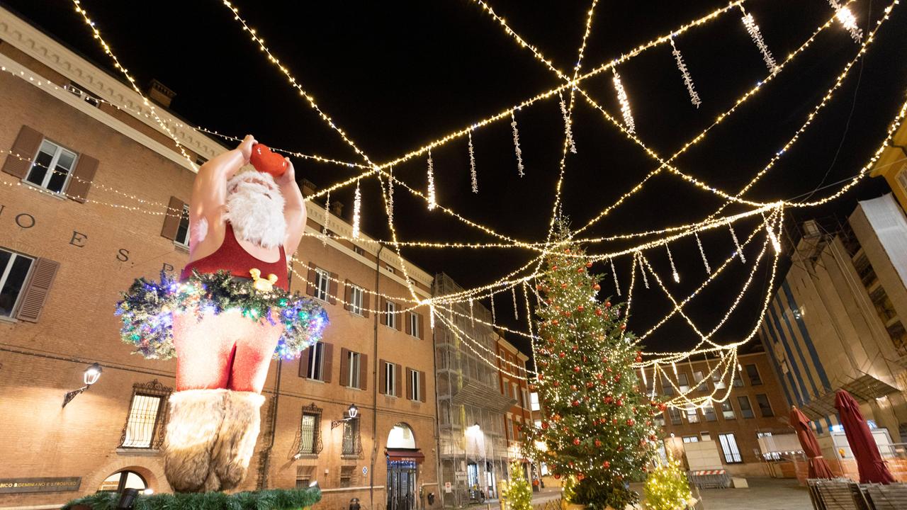 Il commento/ Modena. Il senatore "no smile" e il Babbo Natale in tutù di piazza XX settembre