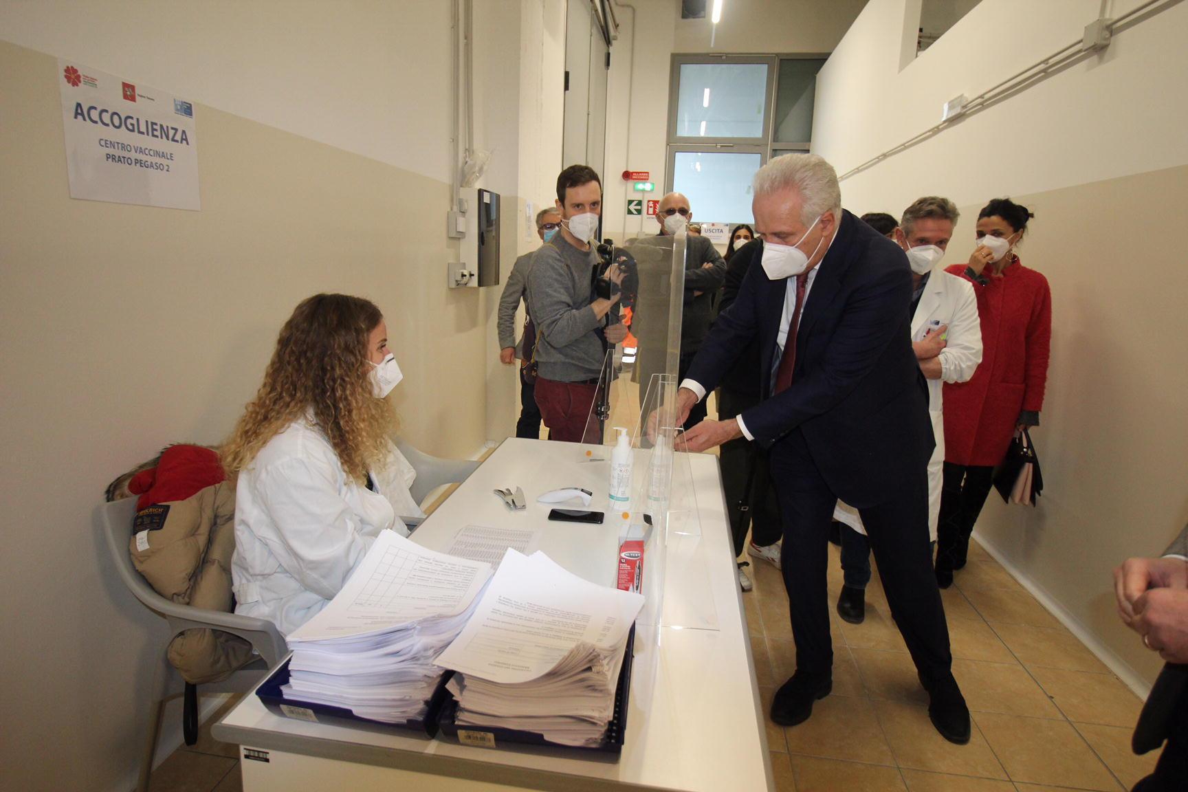 Il presidente della Regione Eugenio Giani lo scorso febbraio in visita al Centro Covid Pegaso