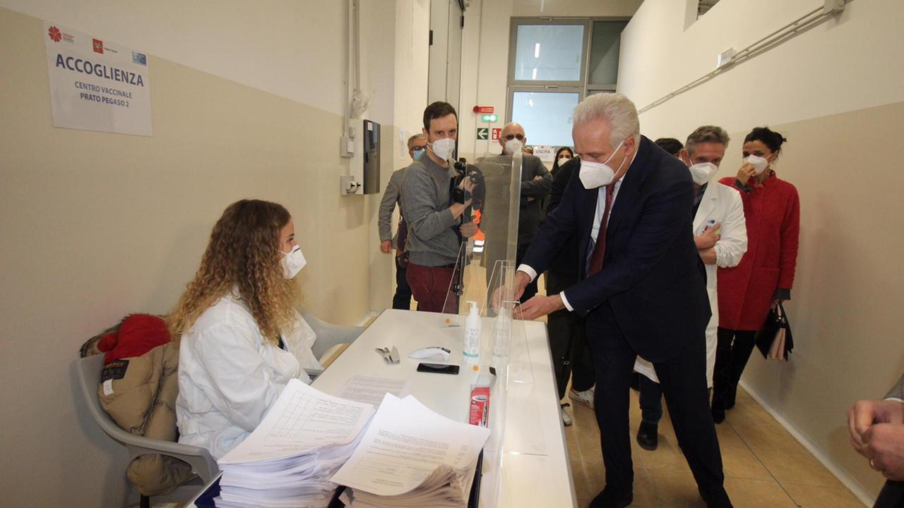 Il presidente della Regione Eugenio Giani lo scorso febbraio in visita al Centro Covid Pegaso