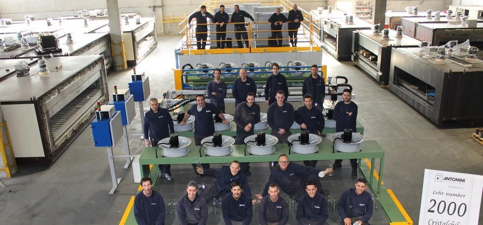 Una parte dei lavoratori dell’azienda al momento in cui è stata festeggiata la macchina numero duemila