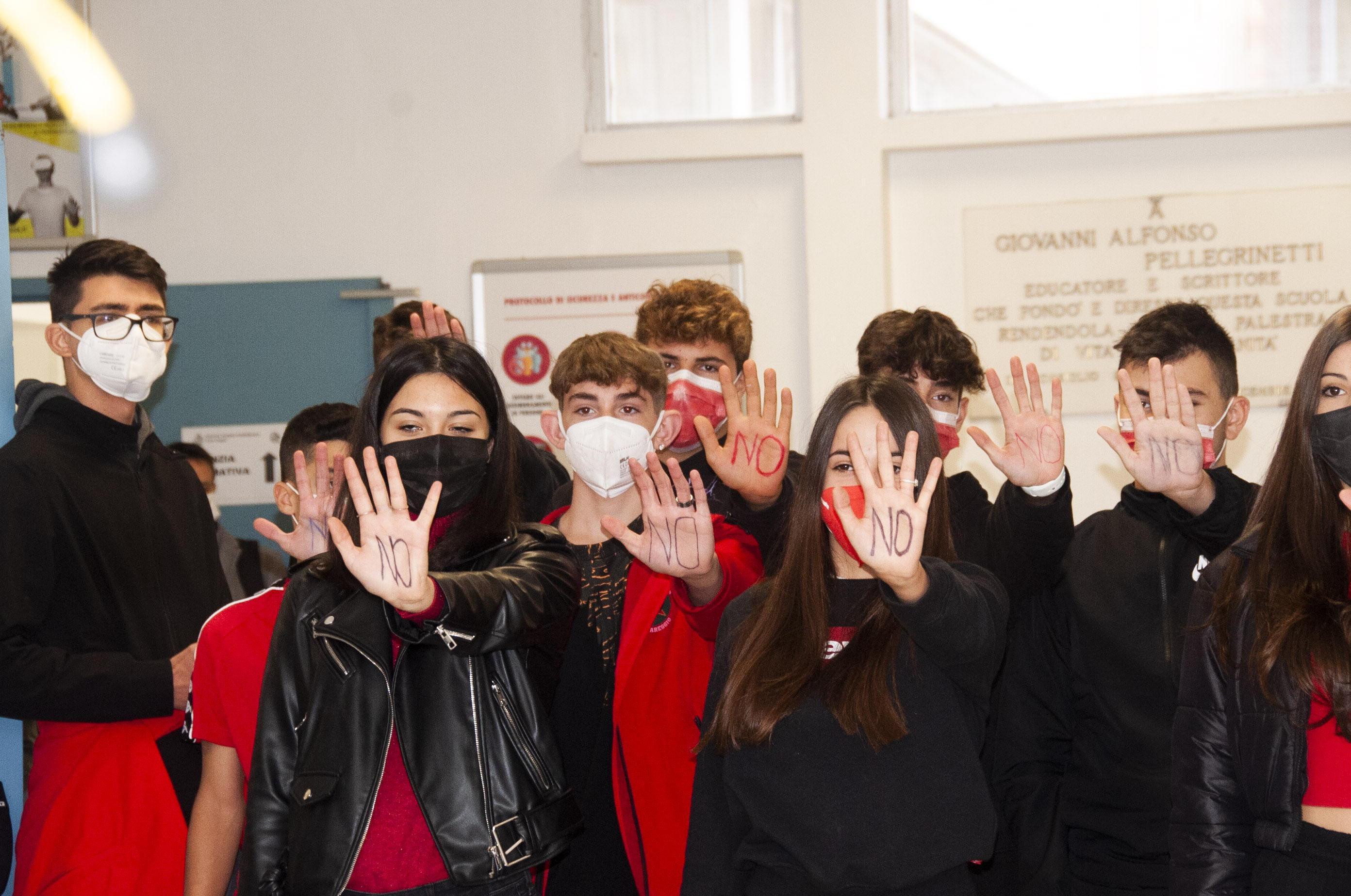 Il flash mob di alcuni studenti durante la giornata contro la violenza sulle donne