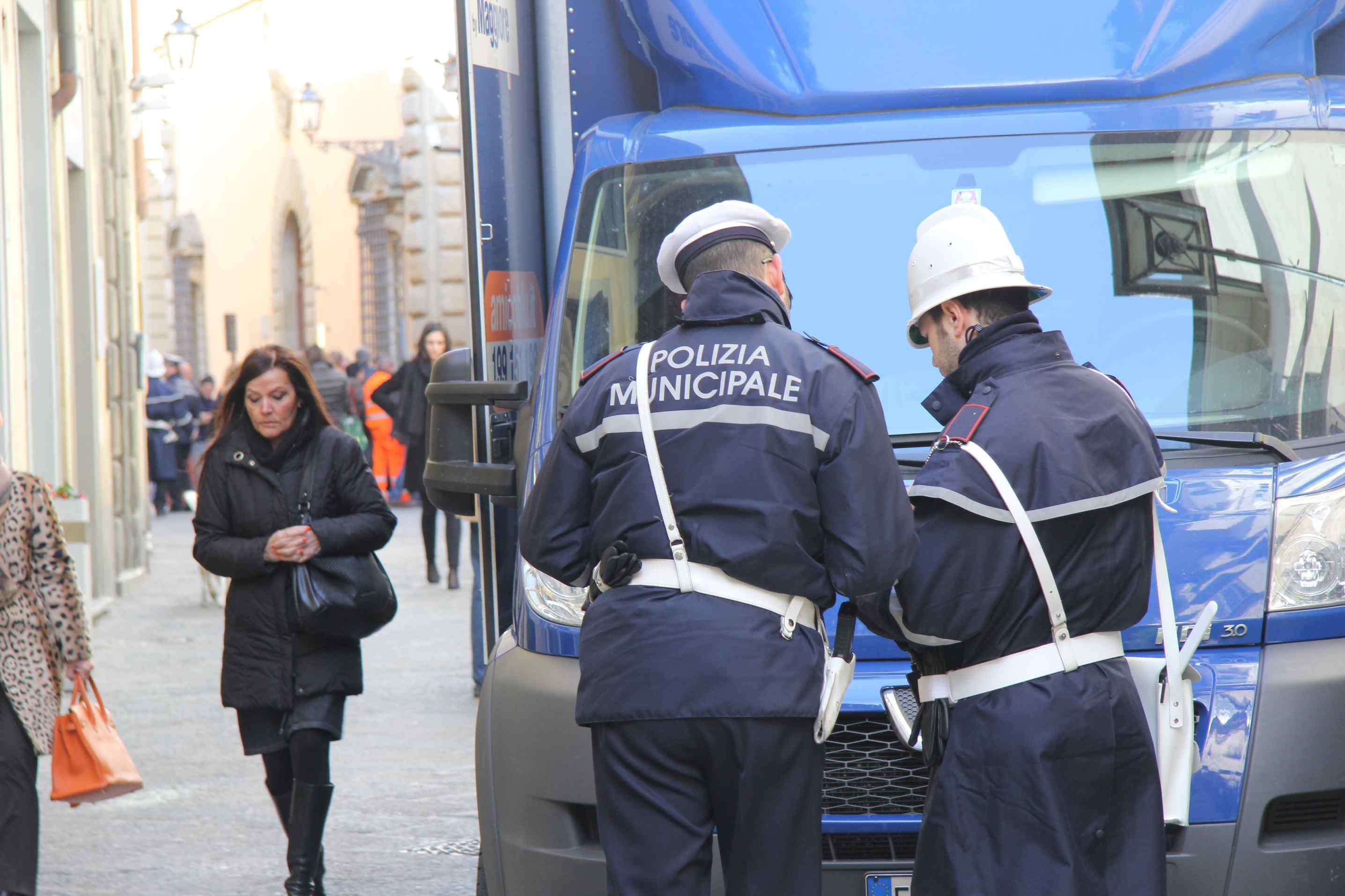 Polizia municipale impegnata nei controlli