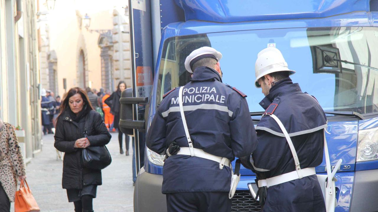 Polizia municipale impegnata nei controlli