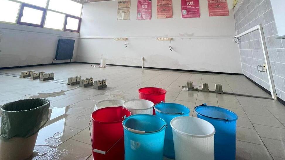 Secchi per raccogliere l’acqua in una delle aule della scuola