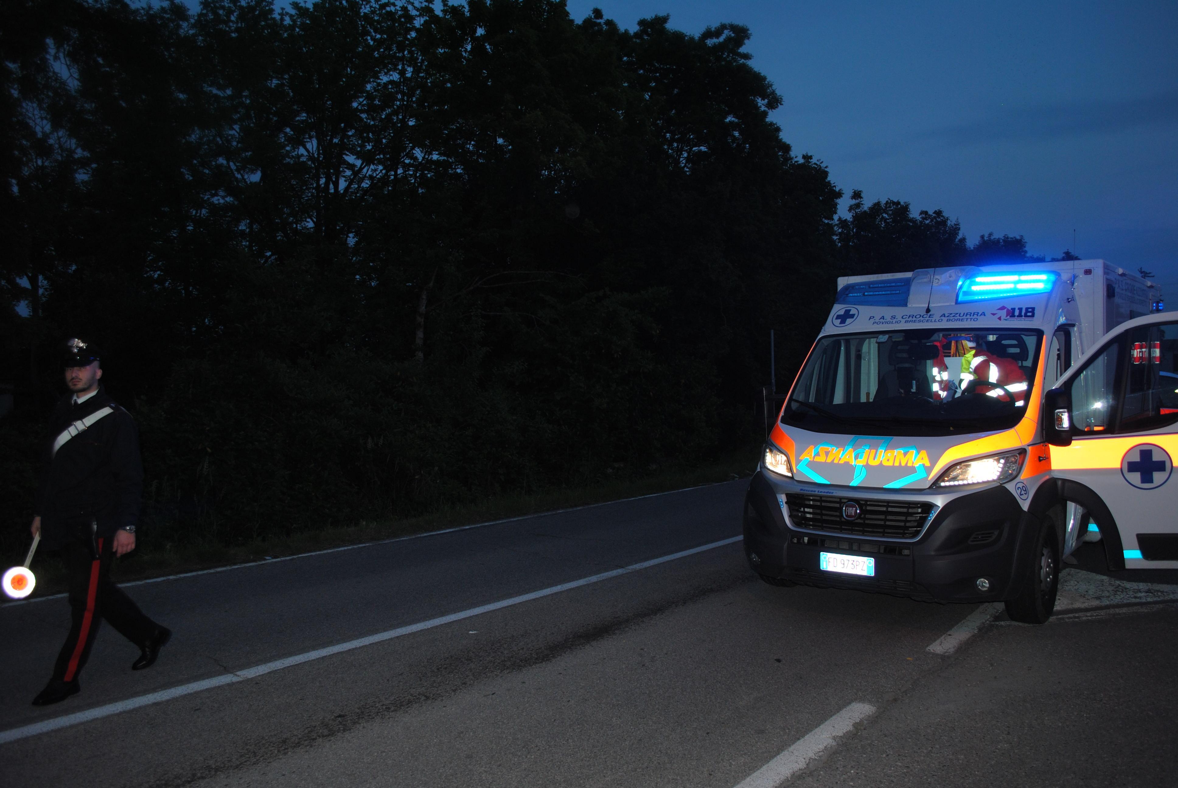 Finisce con l'auto nel fosso, grave un 29enne