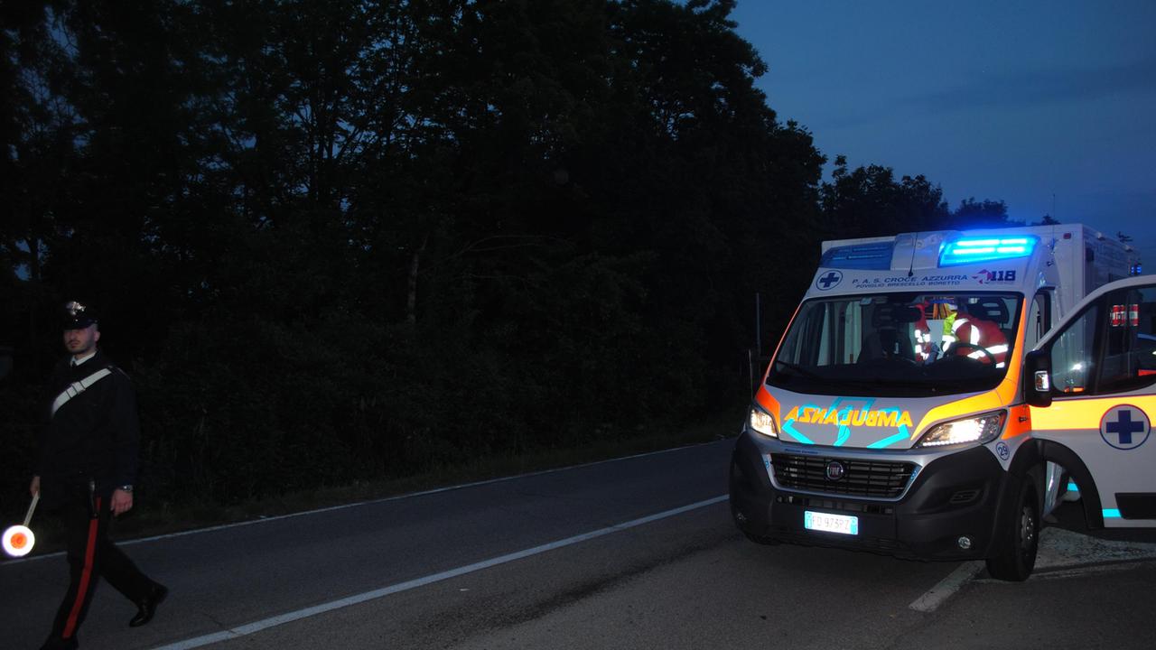 Finisce con l'auto nel fosso, grave un 29enne