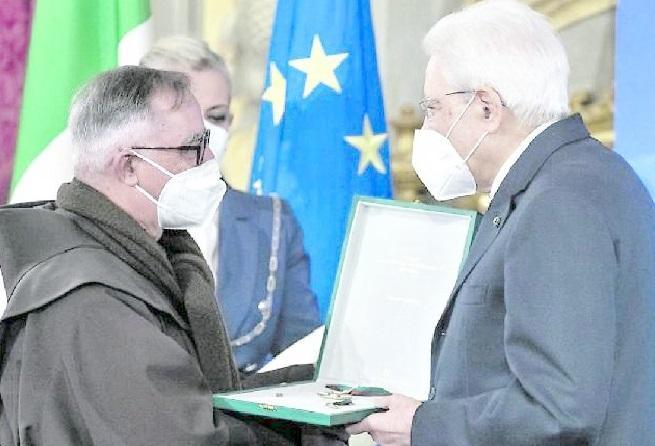 La consegna dell'onorificenza a Padre Morittu dal prsidente Mattarella