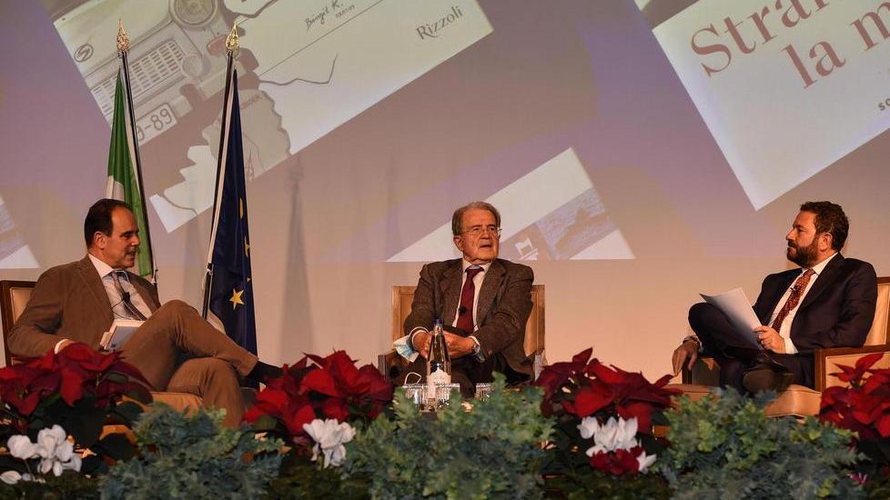 Prodi tra il senatore Andrea Marcucci e il direttore Luciano Tancredi