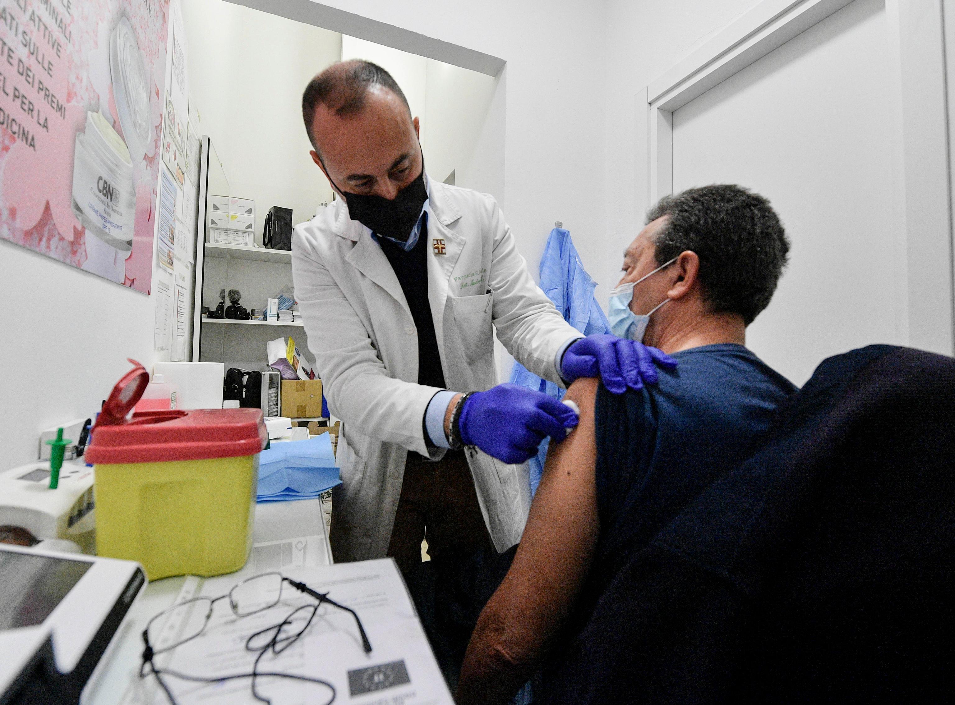 Nuovo boom di terze dosi: vaccinazioni anti covid a gran ritmo in Sardegna 