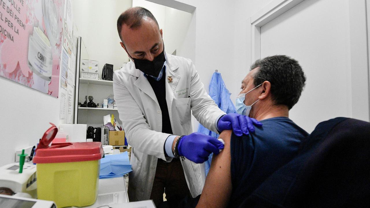 Nuovo boom di terze dosi: vaccinazioni anti covid a gran ritmo in Sardegna 