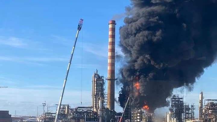 Le fiamme alla raffineria Eni di Stagno (foto Stefanini/Silvi)