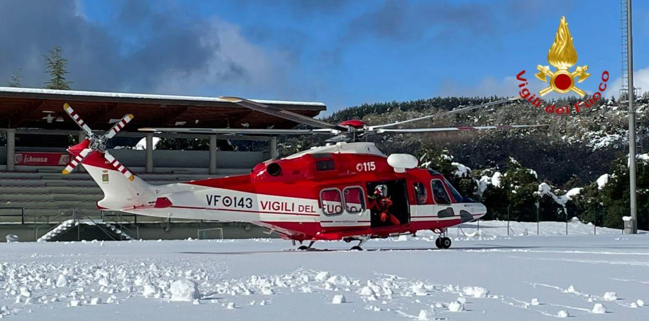 Operaio forestale da due giorni bloccato dalla neve a Tonara: recuperato con l'elicottero dai vigili del fuoco