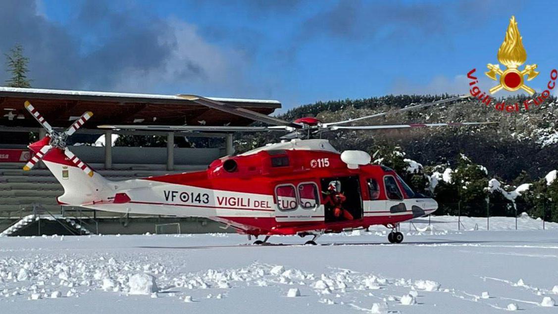Operaio forestale da due giorni bloccato dalla neve a Tonara: recuperato con l'elicottero dai vigili del fuoco