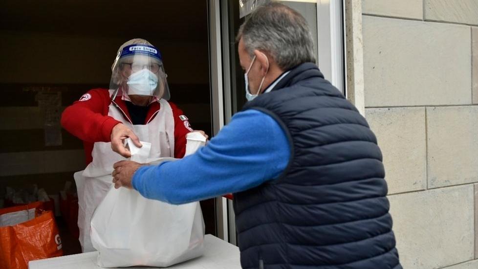 Cento, solidarietà in pandemia: ora si aiutano i volontari