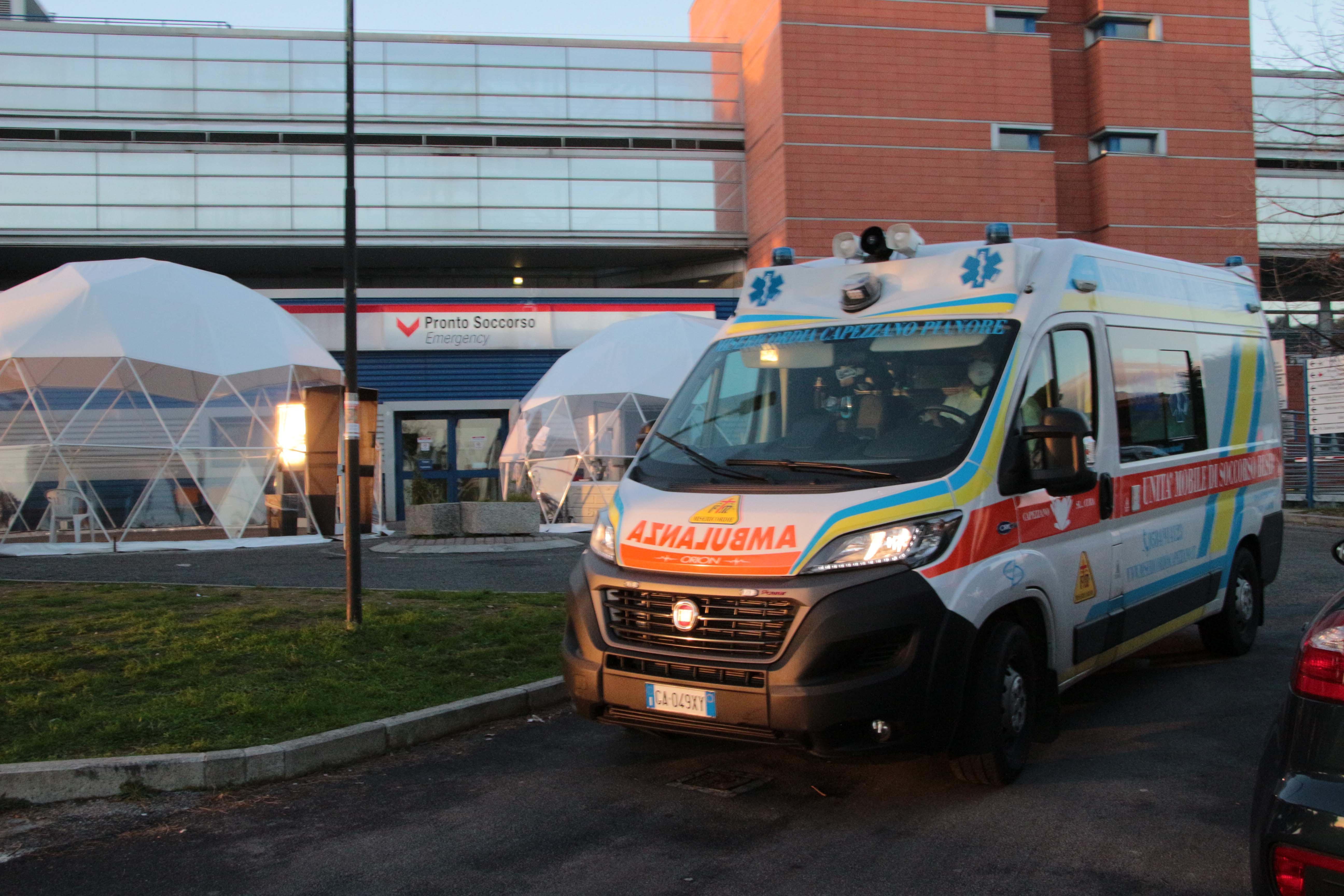 In via dei Mille sono intervenuti i soccorritori del 118 e i vigili del fuoco (Foto di repertorio)