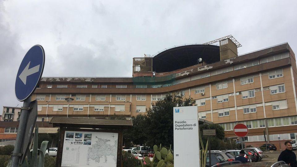 Capelli incastrati mentre usa una mola, 40enne finisce al pronto soccorso