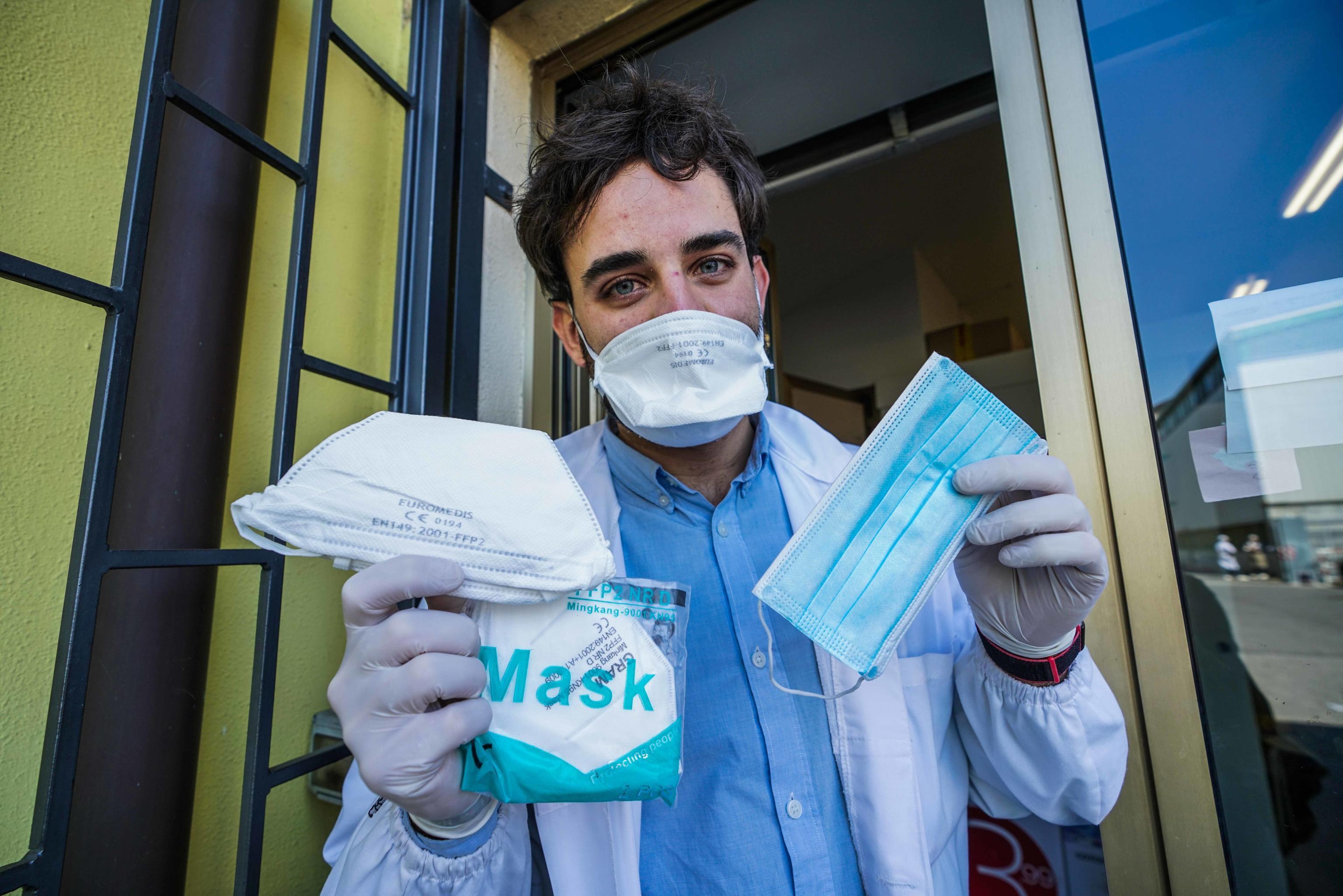 Covid, mascherine obbligatorie nelle vie dello shopping a Cagliari 