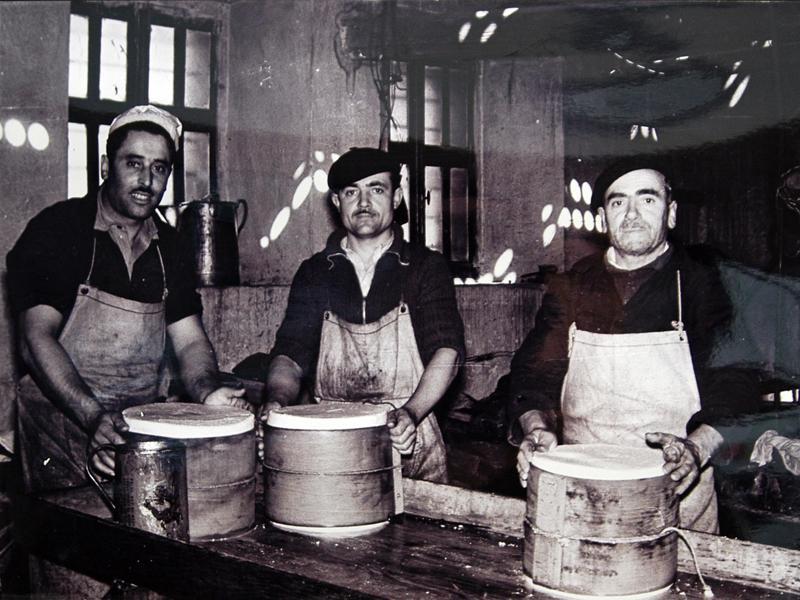 Una vecchia immagine della latteria sociale di Bortigali