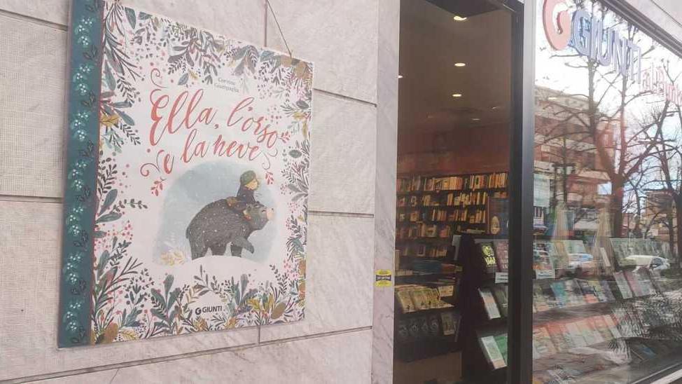 Ella, Orso e la favola che incanta la città