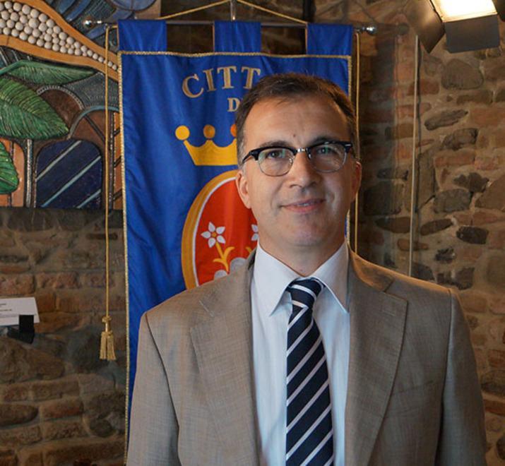Sassuolo. L'assessore all'istruzione Ruini finanzia  con 10 mila euro relatori no-vax nelle scuole E' polemica