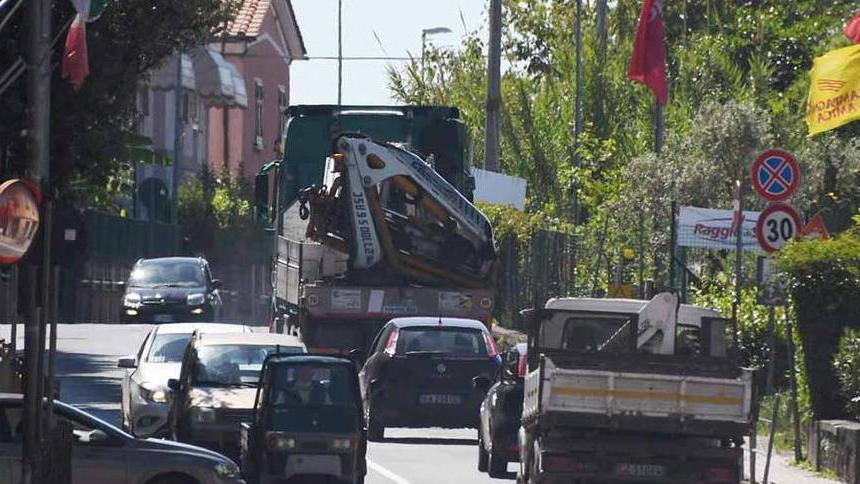 Traffico pesante, un pedaggio urbano per i tir del marmo